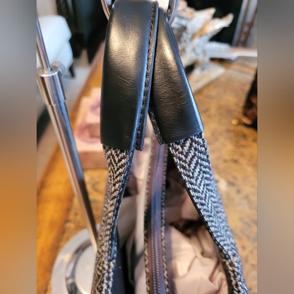 BURBERRYS Chic Black and White Herringbone Tote Bag - Picture 5 of 9